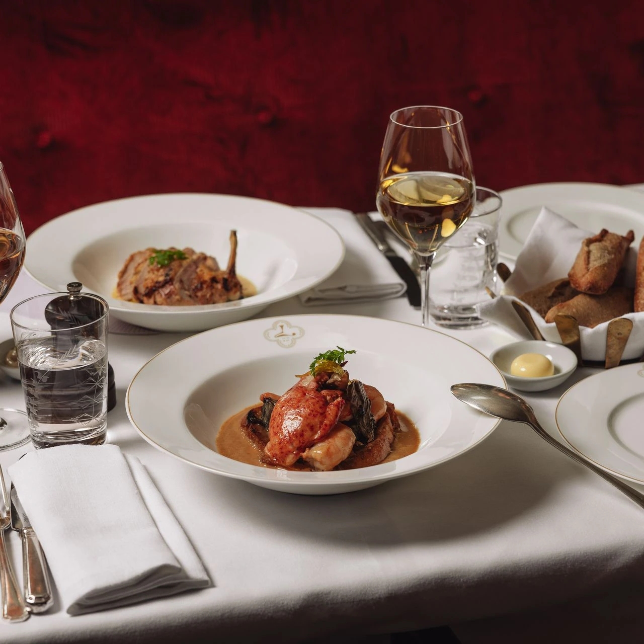 Magyar ihletésű fine dining tányér vörösborral
